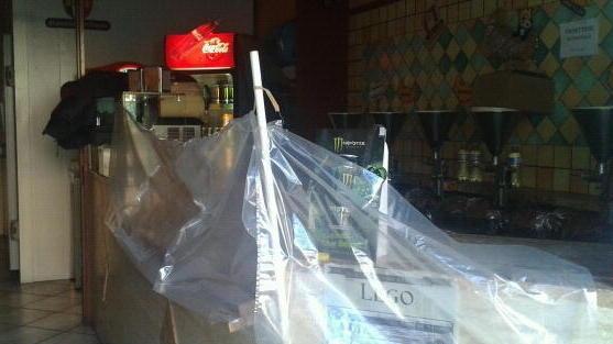Pisa, picchia negoziante e gli sfascia il locale