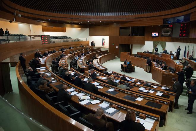 Fondi gruppi Sardegna, perquisizioni nelle case e negli uffici di 19 consiglieri regionali 