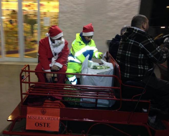 Babbo Natale consegna i doni su una slitta trainata da cavalli 