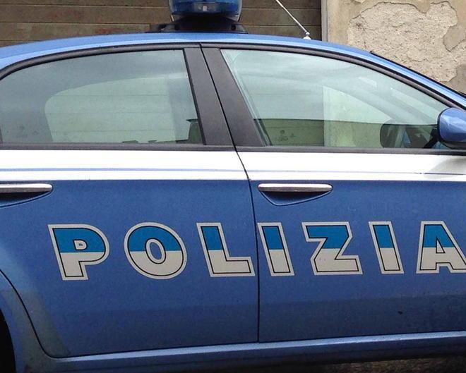 Si tessera sotto falso nome e ruba la borsa al circolo 