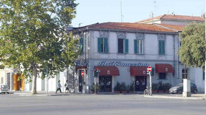 Ubriaco chiede un whisky, al rifiuto aggredisce barman