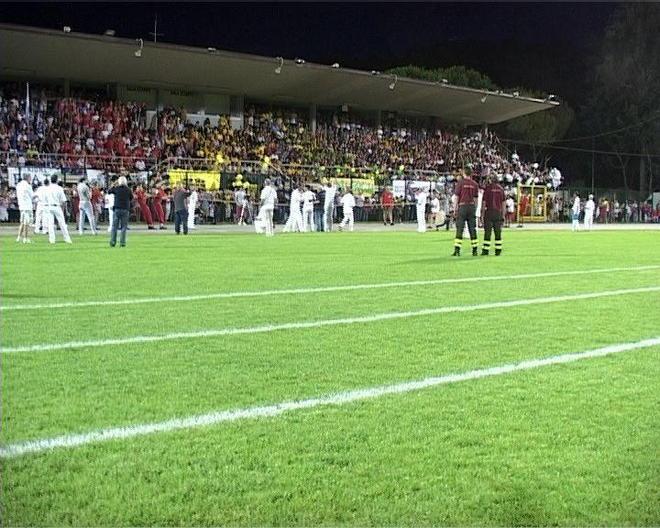 Cade in allenamento e fa causa a Comune e società di calcio 