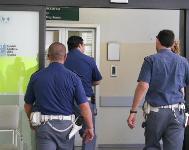 Ruba dalla sala d’aspetto del pronto soccorso il portafogli di una paziente in coda 