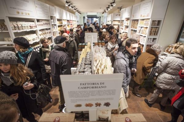 Firenze, gran ressa per l’inaugurazione di Eataly 