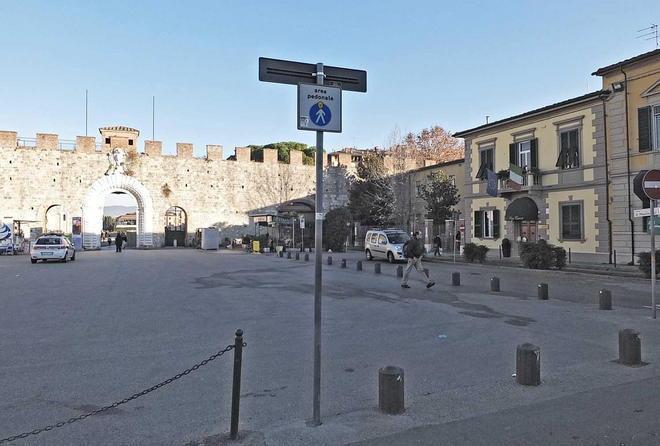 Bancarelle del Duomo, via libera allo spostamento in piazza Manin 