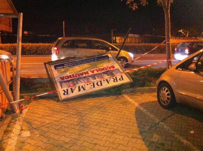 Giù un cartellone pubblicitario davanti all'Ipercoop 