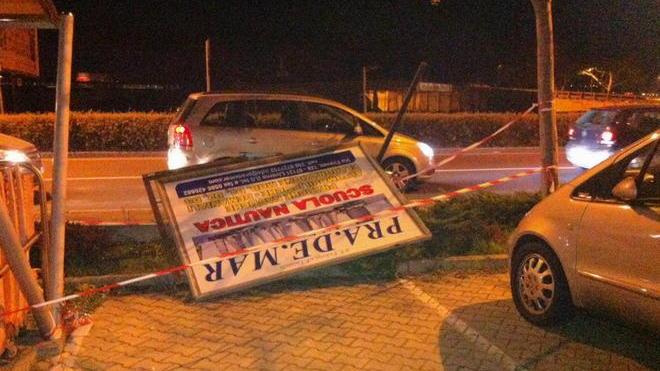 Giù un cartellone pubblicitario davanti all'Ipercoop