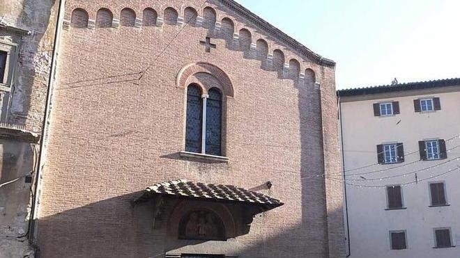 Al freddo la chiesa delle messe in latino