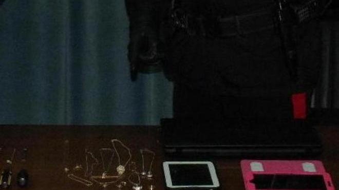 Ruba sotto l’albero i regali di Natale: in cella dopo un’ora
