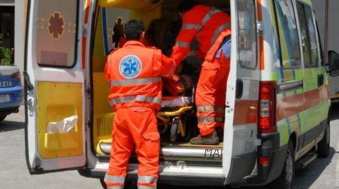 Ferita nell’auto precipitata nella scarpata 