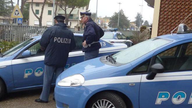Socio con nome falso ruba al circolo la borsa dietro al bancone