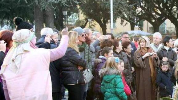 Il presepe vivente riempie la piazza