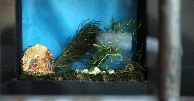Sulla finestra una mini-Natività 
