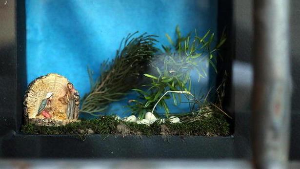 Sulla finestra una mini-Natività