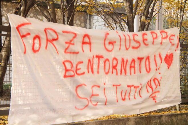 Uno striscione di “bentornato” per il brigadiere Giangrande 