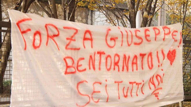 Uno striscione di “bentornato” per il brigadiere Giangrande