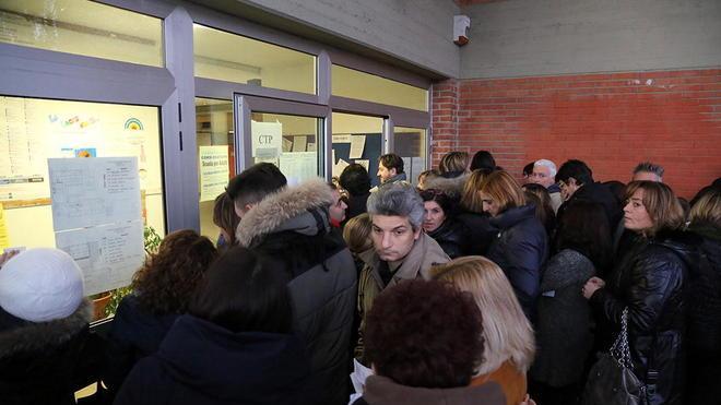 Sembra il far west, ma è il ricevimento scolastico