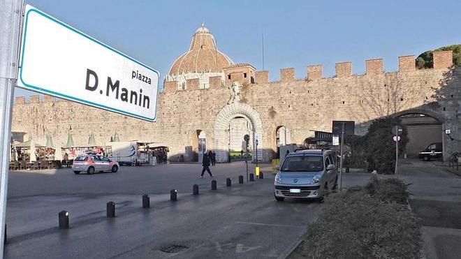 Bancarelle, via libera per piazza Manin