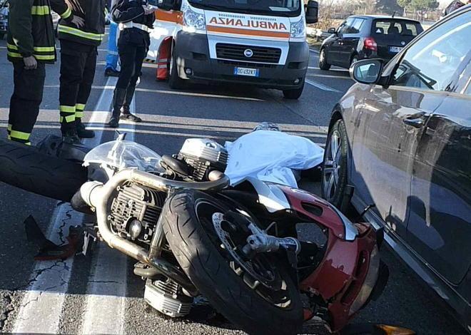 Tampona un’auto, poi viene travolto 