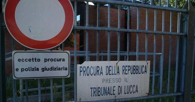 Per chi diceva no piovevano ripetuti controlli e relativi verbali. Ma ora c’è chi parla