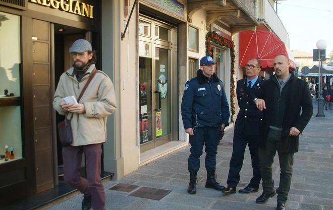 I vigilantes non possono andare in piazza 