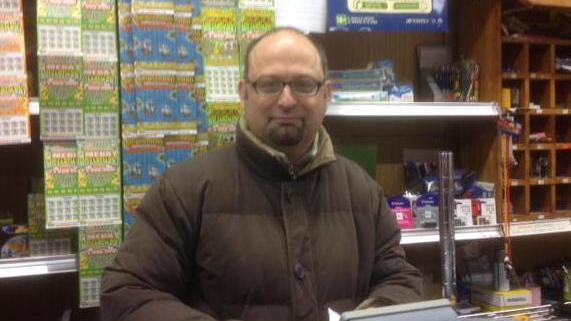 Insegue i ladri che derubano un’anziana
