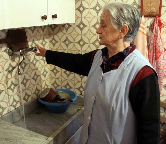 Acqua a singhiozzo famiglie esasperate: «Vogliamo lavarci» 
