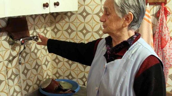 Acqua a singhiozzo famiglie esasperate: «Vogliamo lavarci»