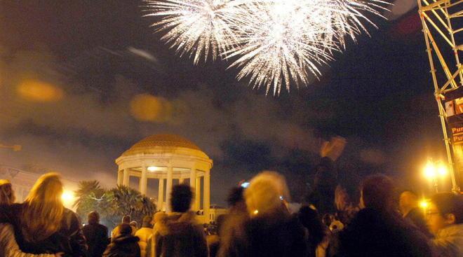 Capodanno di fuochi danze e baby feste 