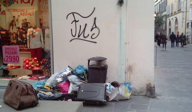 Vandali, ladri e incivili scatenati in centro 