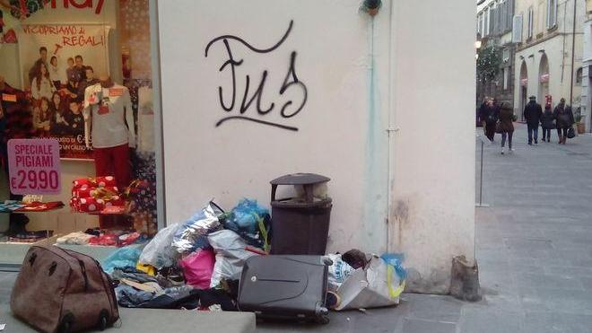 Vandali, ladri e incivili scatenati in centro