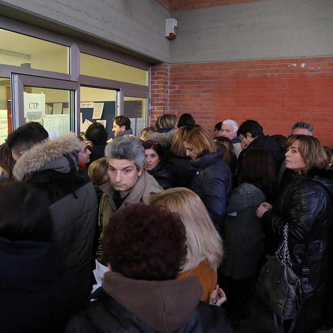 Ressa e spintoni tra genitori per i colloqui con gli insegnanti 