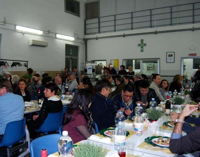 Prato, sala piena alla cena di beneficenza alla mensa La Pira 