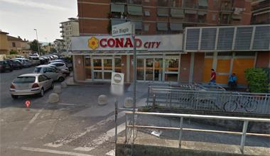 Auto come ariete per sfondare la vetrina di un supermercato 