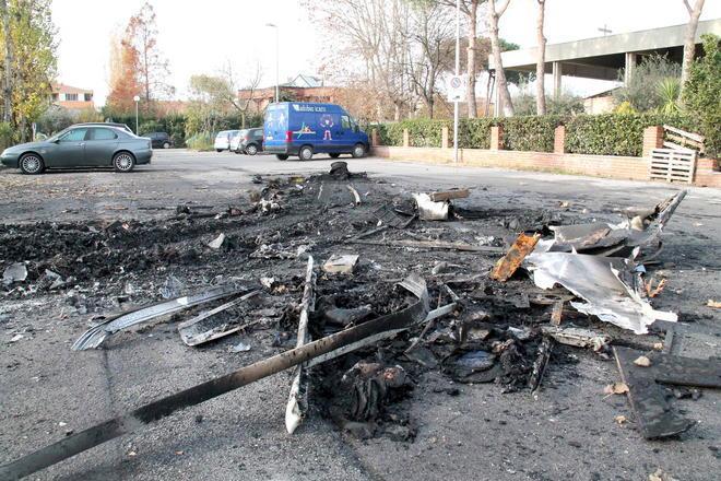 Un boato spaventa il quartiere: era un camper andato a fuoco 