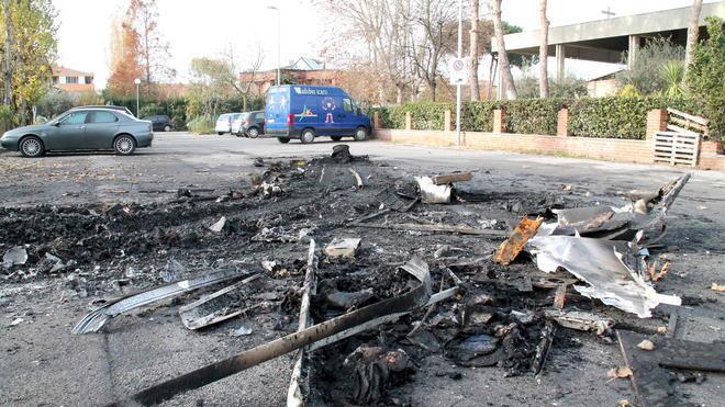 Un boato spaventa il quartiere: era un camper andato a fuoco