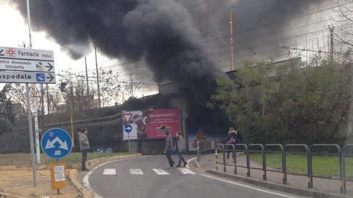 Minicar a fuoco sotto il ponte Petrino