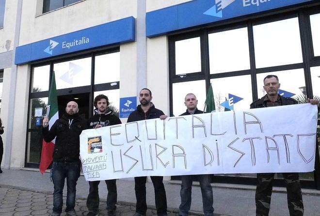 Blitz dei giovani di destra alla sede di Equitalia 