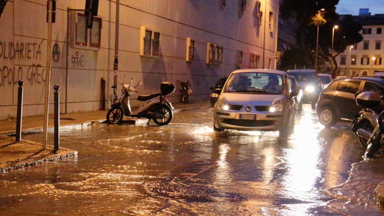 Via della Bassata allagata ma è stata riaperta al traffico