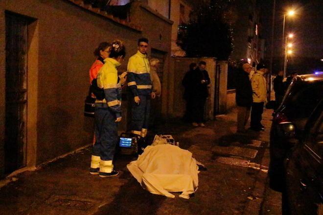 Muore in strada a 47 anni, inutile un’ora di massaggio cardiaco 
