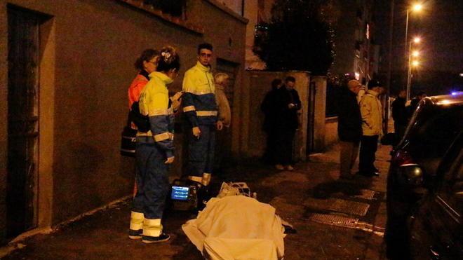 Muore in strada a 47 anni, inutile un’ora di massaggio cardiaco