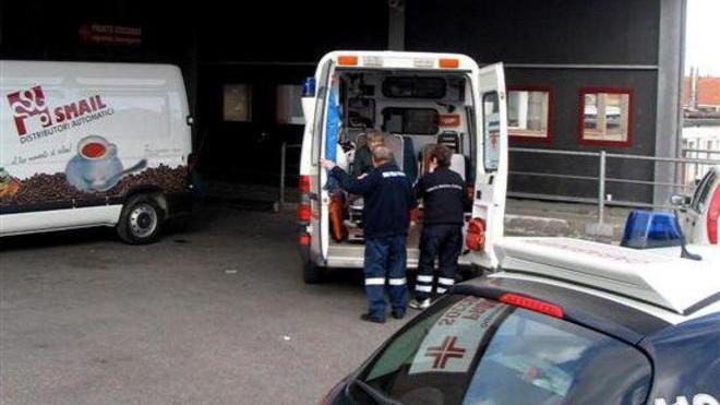 Tenta di strangolare la sorella che lo denuncia