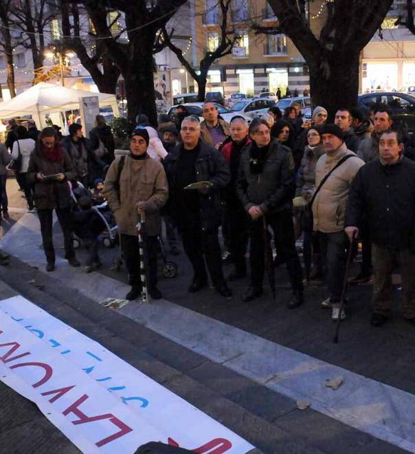 In piazza con mogli e figli: la protesta degli operai Syntech 