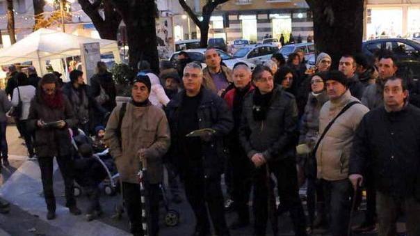 In piazza con mogli e figli: la protesta degli operai Syntech