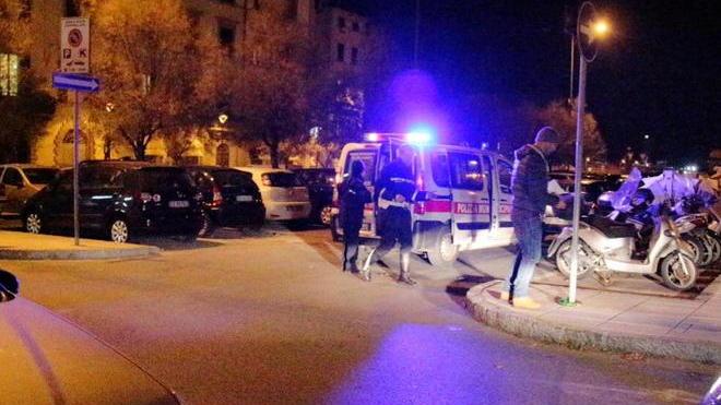 Ambulanza bloccata per colpa delle auto in doppia fila