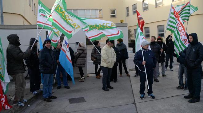 Scioperano gli addetti alle pulizie in fabbrica 