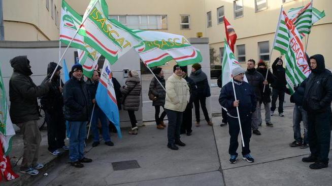 Scioperano gli addetti alle pulizie in fabbrica