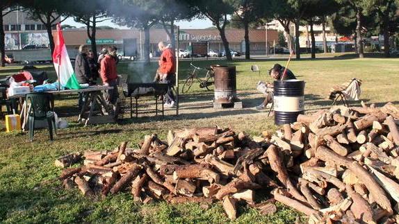 Partono da Viareggio e bloccano i binari alla stazione di Pisa