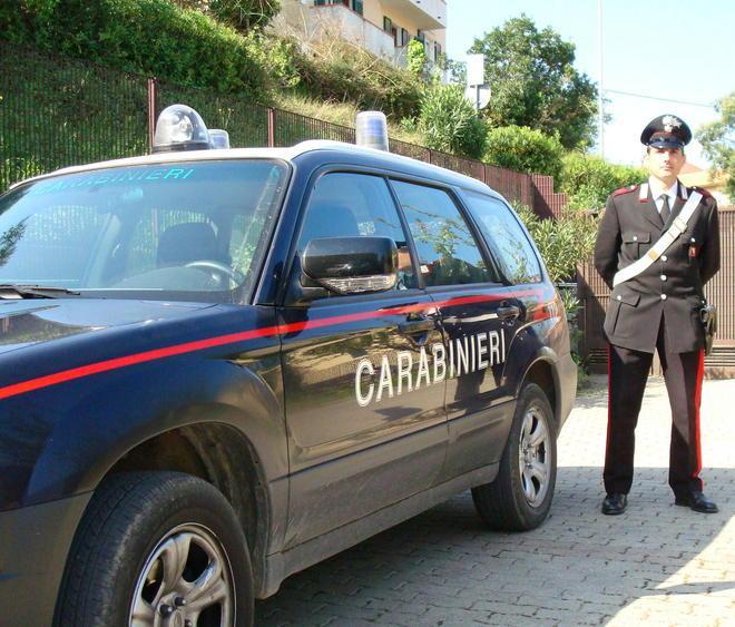 Si spaccia per calciatore e raggira un bar