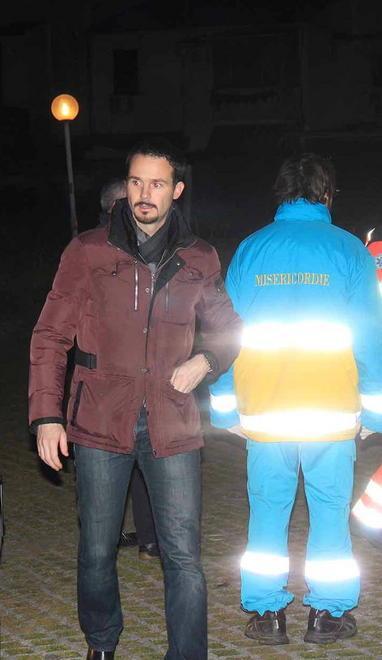 Trovato morto a 47 anni i suoi cani danno l’allarme 